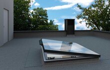 Das Flachdachfenster „DEF Solar“ nutzt die Sonnenenergie, indem es Strom aus einem kleinen Solarpanel am Fensterrahmen bezieht.