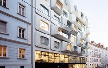 Die 43 unterschiedlich großen und in verschiedene Richtungen orientierten "Argos-Augen" sind verteilt auf fünf Geschosse. Getragen wird das Ganze von einem zweistöckigen verglasten Sockel.