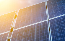 Sonnenkollektoren, alternative Quelle umweltfreundlicher Energie. Im Gegenlicht Sonnenstrahl Licht.