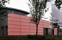 © Kuzman Invision GmbH Die Gottfried Schultz Automobilhandels SE wünschte eine repräsentative Gebäudehülle. Für die neue Fassade wurde eine beeindruckende Lichtlösung entwickelt.