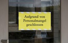 © DesignRage iStock GettyImages Plus Schild mit Aufschrift: Aufgrund von Personalmangel geschlossen