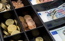 © Evgeni Schemberger iStock / Getty Images Plus Geld sortiert in Kassa