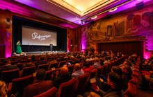 Rund 150 Expert*innen aus sieben Nationen aus den Bereichen Architektur, Planung, Verarbeitung und Medien erlebten eine außergewöhnliche Präsentation des neuen Architekturbuchs und Kalenders im Stadtkino Wien.