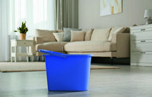 © Liudmila Chernetska / iStock / Getty Images Plus via Getty Images Wasser tropft aus undichtem Dach