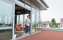 © Triflex Neben mehr Wohnraum eröffnen Staffelgeschosse die Möglichkeit, den umlaufenden Bereich als Dachterrasse zu nutzen. Hier ist eine fachgerechte Abdichtung erforderlich, um Hinterläufigkeit zu vermeiden und die Konstruktion dauerhaft vor Feuchteschäden zu schützen.
