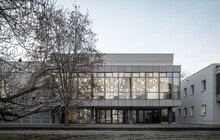 Das Obergeschoss der Weimarer Mensa am Park beherbergt den Speisesaal und scheint über dem Erdgeschoss zu schweben. 