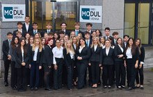 © Ludwig Schedl das Team vor der Schule