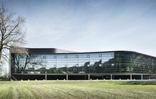 © Albrecht Imanuel Schnabel Der Neubau der Firma Graf in Dornbirn nimmt weitestgehend die Konturen des Grundstücks auf. So kommt es, dass er in manchen Bereichen geschwungen ist.