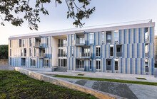 zwei Wohngebäude mit Keramikfassade