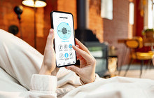 © RossHelen / iStock / Getty Images Plus via Getty Images smarte Haustechnik-Handyapp