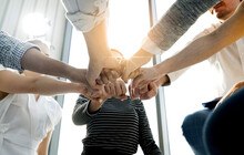 © whyframestudio iStock Getty Images Plus Hände zusammen in Nahaufnahme