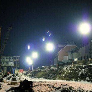 © Foto: Gifas Apollo-System sorgt für Licht auf der Baustelle und die dahinterliegende Straße: Spezielle Kompaktleuchtstofflampen bringen hohe Leistung bei geringer Stromaufnahme.