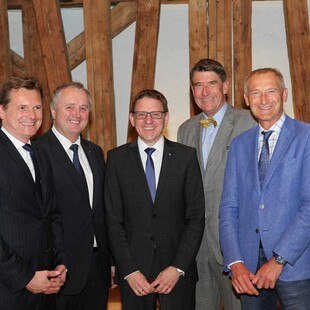 © TU Wien Stellt den Mensch in den Mittelpunkt des wissenschaftlichen und wirtschaftlichen Handelns: Neo-Professor Gerald Goger (Mitte), umringt von Ronald Blab, Dekan der Fakultät für Bauingenieurwesen, Karl Weidlinger, Geschäftsführer von Swietelsky, sowie Christoph Achammer, Professor am Institut für Industriebau und interdisziplinäre Bauplanung, und Andreas Kropik, Vorstand am Institut für Baubetrieb und Bauwirtschaft (v.l.).