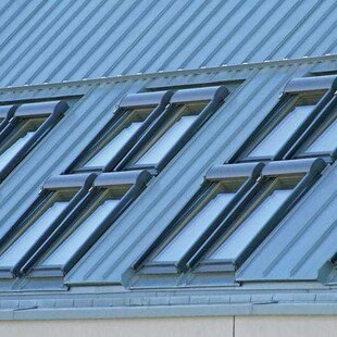 © Rheinzink Stehfalzdeckung in Rheinzink-PrePatina blaugrau mit farblich passendem Schneeschutz Rheinzink-S5.