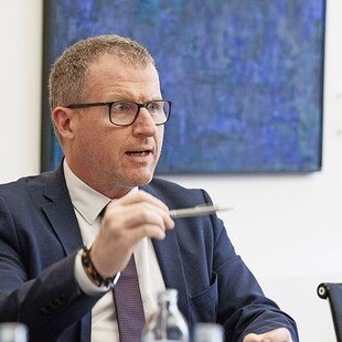 © Simon Jappel Stefan Graf, CEO von Leyrer + Graf, über die Umsetzung von Schutzmaßnahmen auf der Baustelle.