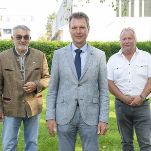 © Fischer Der wiedergewählte Innungsvorstand der Dachdecker, Glaser und Spengler in der Steiermark: LIM Helmut Schabauer (Mitte), LIM-Stv. Gerhard Freisinger (links), LIM-Stv. Josef Nestler.