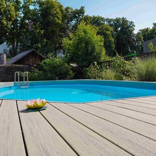 © Bernd Neuner (JAF) Die Terassendielen können auch boden- und wassernah verlegt werden – und sind so auch gut für Poolumrandungen geeignet.