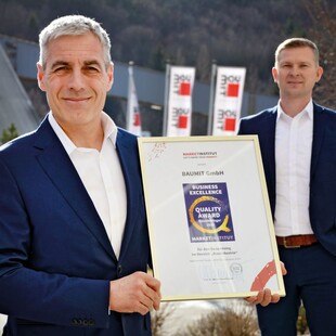© Baumit Baumit-Geschäftsführer Georg Bursik und Vertriebsleiter Rudolf Ofenschiessl präsentieren die Siegerurkunde