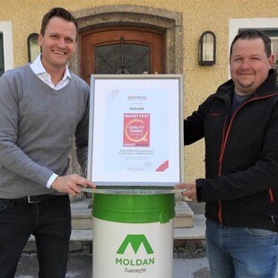 © Moldan Baustoffe Moldan-Geschäftsführer Johann Eder und Betriebsleiter Helmut Lischent präsentieren den market Quality Award