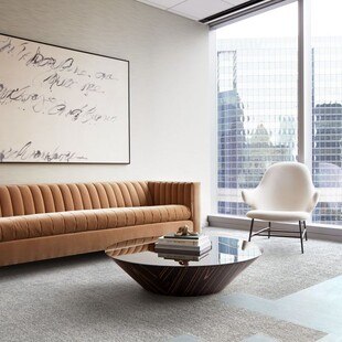 © Interface Wohnzimmer mit den Interface-Bodenfliesen Tokyo Texture in den Farben Grau und Türkis