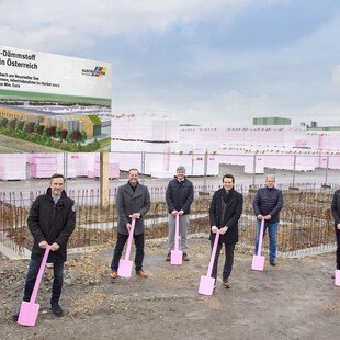 © Austrotherm Robert Novak (Geschäftsführer Vertrieb Austrotherm GmbH), Martin Horak (Bürgermeister Purbach), Sebastian Horvath (Werksleiter Purbach), Heimo Pascher (Technischer Geschäftsführer Austrotherm Gruppe), Harald Neumayer (Vizebürgermeister Purbach), Wolfgang Trenk (Prokurist Mandelbauer Bau GmbH).