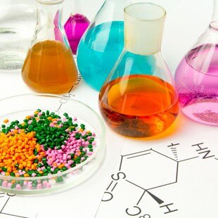 © Marina Vol / iStock / Getty Images Plus via Getty Images Laborgefäße mit festen und flüssigen Materialien für die Oberflächen- und Materialchemie.