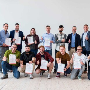 © WK Tirol Zehn neue Bauwerksabdichter*innen mit Grautlanten (v. l.): Tirols Landesinnungsmeister Hans-Peter Springsinsfeld, Bauhilfsgewerbe-Geschäftsführer Matthias Marth, Bauakademie-Leiter Mario Erhard und Robert Lechner (links außen) mit den Teilnehmer*innen des Lehrgangs für das Ausbildungsprofil Bauwerksabdichter*in.