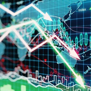 © iStock / Getty Images Plus / peshkov Business graph mit Pfeil nach unten.