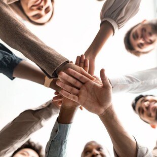 © Prostock-Studio/iStock/Getty Images Plus via GettyImages Wie man Fachkräfte ans Unternehmen bindet.