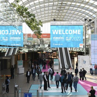 © Messe Düsseldorf/ctillmann In den Messehallen war es nicht so dicht gedrängt wie gewohnt, aber die glasstec hat nach der pandemiebedingten Pause einen erfolgreichen Restart hingelegt.