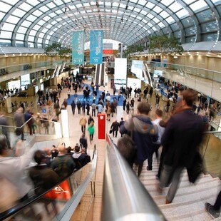 © Messe Düsseldorf, Constanze Tillmann Vom 20. bis 23. September 2022 trifft sich nach vier Jahren endlich wieder die internationale Glasbranche zu ihrer Weltleitmesse in Düsseldorf.