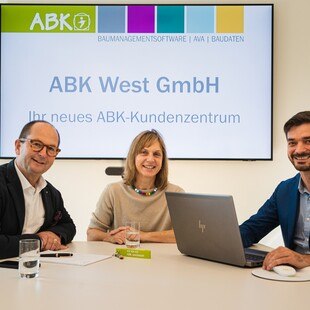 © ib-data GmbH Die ib-data GmbH, Hersteller der ABK-Bausoftware, bündeln ihre Kräfte im ABK-Kundenzentrum West. v.l.n.r.: Reichart Marius (a-b CAD GmbH), Monika Ilg (ib-data GmbH), Christoph Rest (BUILD.ING Baumanagement GmbH)