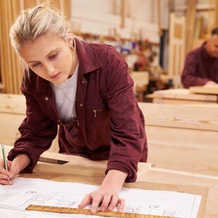 © Monkeybusinessimages / iStock / Getty Images Plus via Getty Images Jungtischlerin