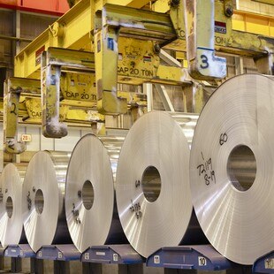 © Novelis Novelis liefert künftig flachgewalztes Aluminium mit hohem Recyclinganteil für Velux Dachfenster.