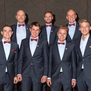 © WKV DGS Die erfolgreichen Teams: (vorne v. li.) Patrick Jäger, Sebastian Knapp, Johannes Latzenhofer, Fabian Mächler; die Mentoren (hinten v. li.) Peter Amann, Markus Geist, Martin Meusburger