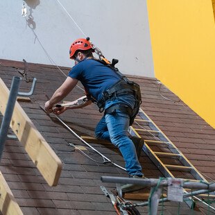 © Hoehenwerkstatt GmbH Vorstieg am Dach im Trainingszentrum Baden.