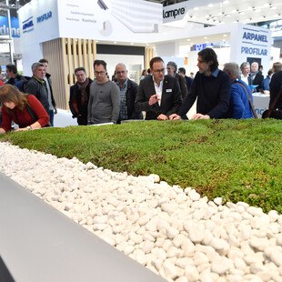 © Messe München / Studio Loske Fünf Leitthemen ziehen sich wie ein – in diesem Fall – grüner Faden durch die BAU 2023.