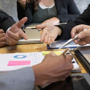 © Psisa/iStock/Getty Images Plus Verhandlungstisch