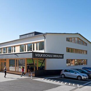 © Angelo Kaunat Der Sieger des ETHOUSE Awards 2022 in der Kategorie "Öffentliche Bauten": die Volksschule Brixlegg