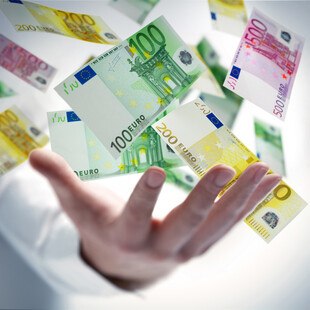 © iStock/Getty Images Plus/peterschreiber.media Mit der abgabenfreien Teuerungsprämie können Arbeitgeber*innen ihren Dienstnehmer*innen in den Jahren 2022 und 2023 bis zu 3.000 Euro pro Jahr begünstigt auszahlen.