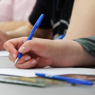 © slexp880/iStock/Getty Images Plus via Getty Images Die Lehre ist in etlichen Belangen gegenüber den Abschlüssen auf Fachhochschulen und Universitäten noch immer benachteiligt.