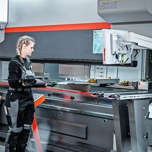 © Udo Mittelberger Frau an Abkantpresse