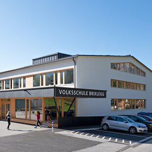 © Angelo Kaunat Der Sieger des Ethouse Awards 2022 in der Kategorie "Öffentliche Bauten": die Volksschule Brixlegg.