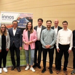 © Lebensraum Tirol Holding Starker Schulterschluss: (v.l.) Reinhard Lobenwein (Geschäftsführer INNOS GmbH), Johanna Schachner (Projektmanagerin INNOS GmbH), Josef Margreiter (Geschäftsführer Lebensraum Tirol Holding), Anna Köhl (Mitgründerin von endlich.), René Schmidpeter (INNOS-Beiratsvorsitzender und Universitätsprofessor für Nachhaltigkeit), Simon Tumler (Mitgründer von endlich.), Johann Kollreider (WK Tirol, Bezirksstellenleiter Lienz), Alexander Ettinger (in-manas) und Franz Bailom (CEO von in-manas).