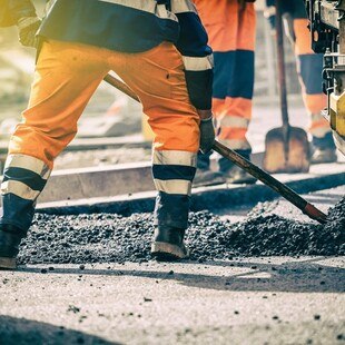 © blyjak istock getty images plus Arbeite beim asphaltieren