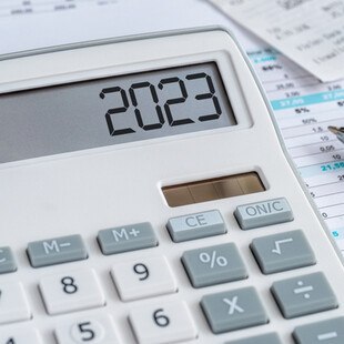 © Zerbor iStock / Getty images plus Ein Taschenrechner mit dem 2023 auf dem Display
