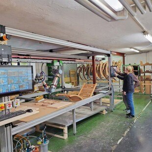 © First Class Holz // Der Roboter übernimmt künftig die Grundlast. So können sich die Mitarbeiter*innen auf die Qualitätskontrolle und die nötige Nacharbeit fokussieren.  Robotik in der Tischlerwerkstatt