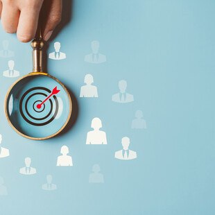 © demaerre / iStock / Getty Images Plus / Getty Images Suche nach dem richtigen Mitarbeiter am richtigen Platz