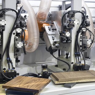 © Matveev_Aleksandr / iStock / Getty Images Plus / Getty Images CNC Maschin für Holzverarbeitung