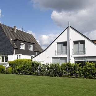 © acilo iStock Getty Images Plus Zwei eng aneinander gebaute Häuser